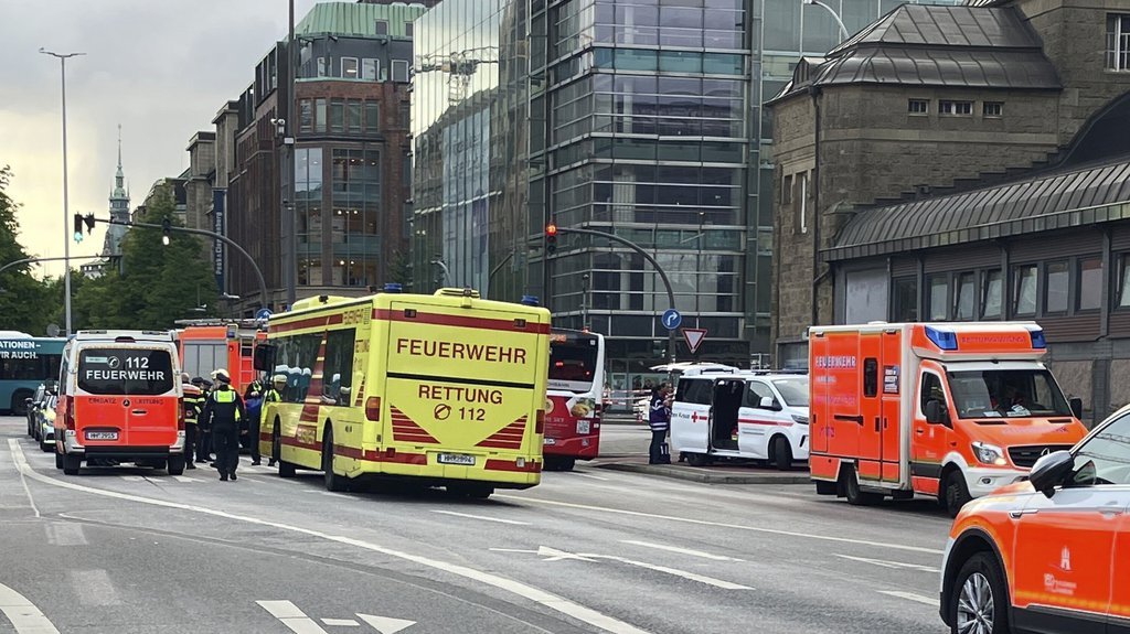 BRUTALAN NAPAD NA STANICI: Muškarac napadao nasumično putnike
