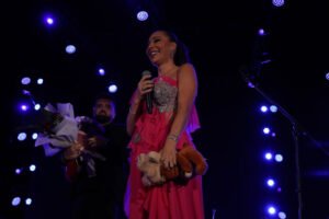 CECI PUKLE PANTALONE! Pevačica pred koncert DOŽIVELA PEH, evo kakva je izašla pred publiku!