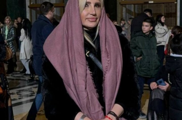 DA LI JE MOGUĆE DA JE OVO IZGOVORILA U PROGRAMU UŽIVO!? Pevačica lupila, pa ostala živa - ČITAVA SRBIJA PUCA OD SMEHA!