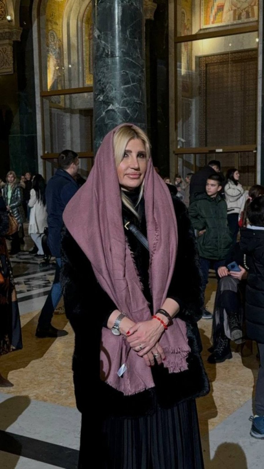 DA LI JE MOGUĆE DA JE OVO IZGOVORILA U PROGRAMU UŽIVO!? Pevačica lupila, pa ostala živa - ČITAVA SRBIJA PUCA OD SMEHA!