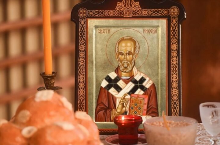 DECI DANAS DARUJEMO ORAHE, JABUKE I SLATKIŠE! Ove običaje na Svetog Nikolu morate ispoštovati - na slavu nikako ne dolazite PRAZNIH RUKU, a posebno verovanje vezano je za dužnike!