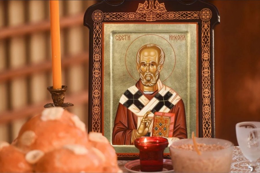 DECI DANAS DARUJEMO ORAHE, JABUKE I SLATKIŠE! Ove običaje na Svetog Nikolu morate ispoštovati - na slavu nikako ne dolazite PRAZNIH RUKU, a posebno verovanje vezano je za dužnike!