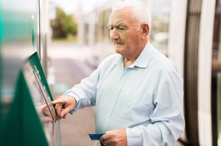 DRUGI PUT IH ŠALJE NA ROBIJU! Snalažljivi deka (85) ponovo nadmudrio prevarante! Obećao im novac i zlato, a sačekala ih POLICIJSKA ZASEDA!