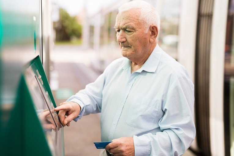 DRUGI PUT IH ŠALJE NA ROBIJU! Snalažljivi deka (85) ponovo nadmudrio prevarante! Obećao im novac i zlato, a sačekala ih POLICIJSKA ZASEDA!