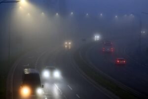 HAOS NA PUTEVIMA! Putevi Srbije izdali HITNO UPOZORENJE: Vetar nosi sve pred sobom, od magle se ništa ne vidi! NA OVIM MESTIMA JE NAJOPASNIJE!