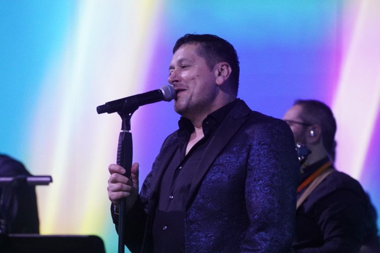 HITNO PREKINUT NASTUP ACA PEJOVIĆA! Iz publike se začuo VRISAK! Pevač dobio informaciju koja ga je zaledila