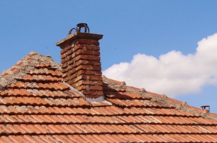 HOROR U NAPUŠTENOJ KOLIBI: Krenuo da ruši dimnjak, pa unutra našao MUMIFICIRANO TELO dečaka u položaju fetusa! (FOTO)