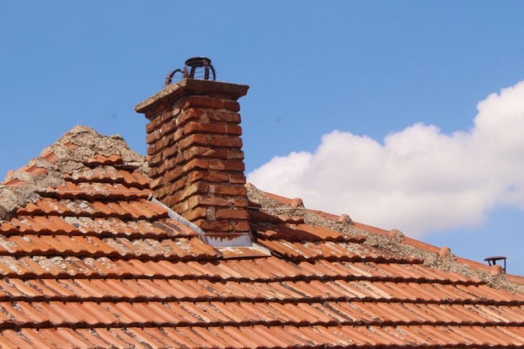 HOROR U NAPUŠTENOJ KOLIBI: Krenuo da ruši dimnjak, pa unutra našao MUMIFICIRANO TELO dečaka u položaju fetusa! (FOTO)