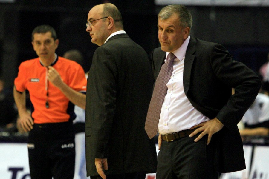 KAKAV DAN: Duško Vujošević pomno gleda ka Partizanu!