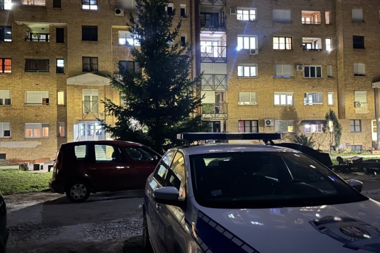 KRVAVA NOVOGODIŠNJA NOĆ U ČAČKU! Muškarac izboden u zgradi, hitno prevezen u bolnicu! (FOTO)