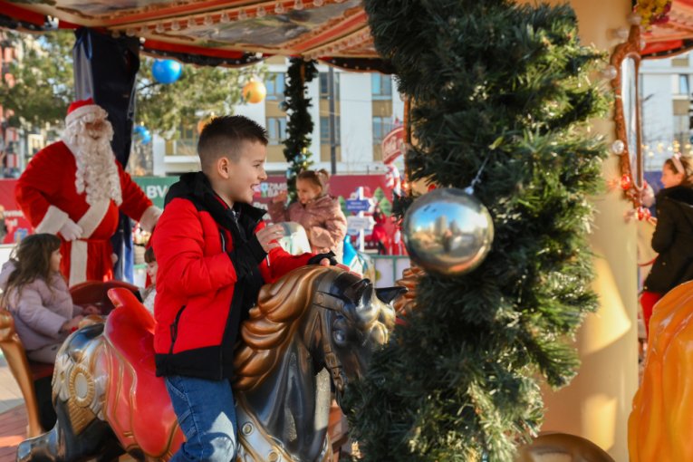 Kada praznici govore srcem:  "Dunav osiguranje“ darovalo više od 4.300 dece (FOTO)