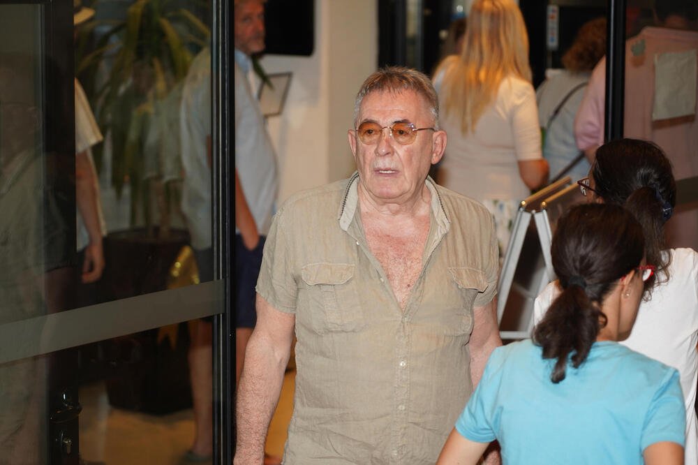 MIMU KARADŽIĆA ZAUSTAVILA POLICIJA, A ONO ŠTO SU ZATEKLI U KOLIMA IH OSTAVILO U ŠOKU! Na zadnjem sedištu 2 ŽENE...