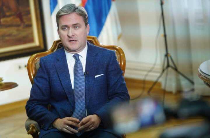 MINISTAR SELAKOVIĆ SA ADVOKATOM DOŠAO U TOK! Uručen mu je poziv za saslušanje!