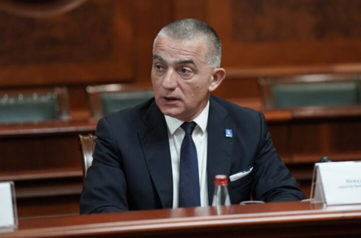 Ministar Vujić zahteva hitno stavljanje van snage nezakonitog rešenja predsednika VST