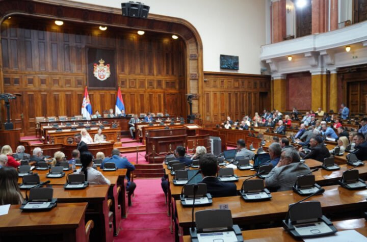 NEĆE VIŠE BITI BOGAĆENJA NA UDŽBENICIMA, A NEĆE MOĆI NI BILO KO DA IH IZDAJE! Skupština Srbije usvojila bitne izmene zakona! DVE VELIKE NOVINE!!