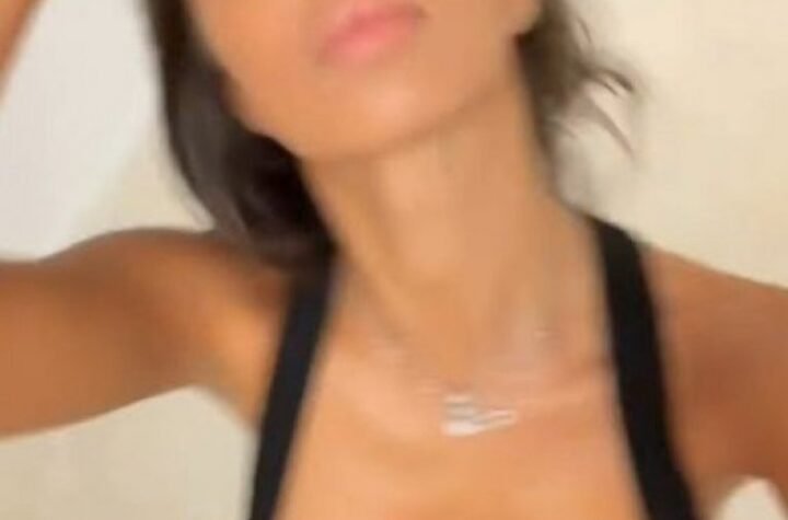 NIJE ZA ONE SA SLABIM SRCEM! Bujne grudi samo što ne iskoče, Đina Džinović DIŽE pritisak provokativnim izdanjem! (GALERIJA)