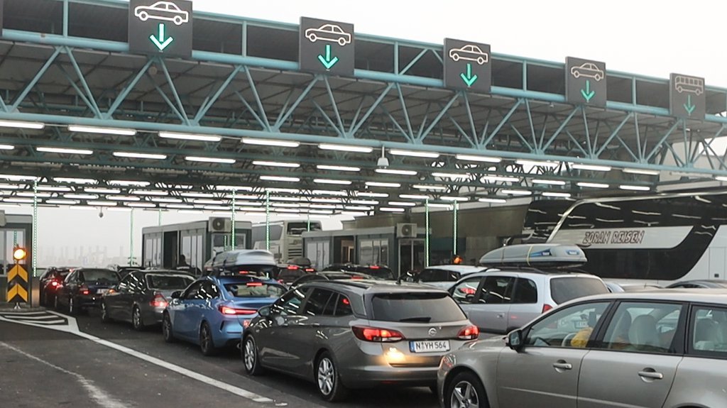 Na graničnim prelazima kamioni ČEKAJU I DO ŠEST SATI: Evo gde se stvaraju gužve