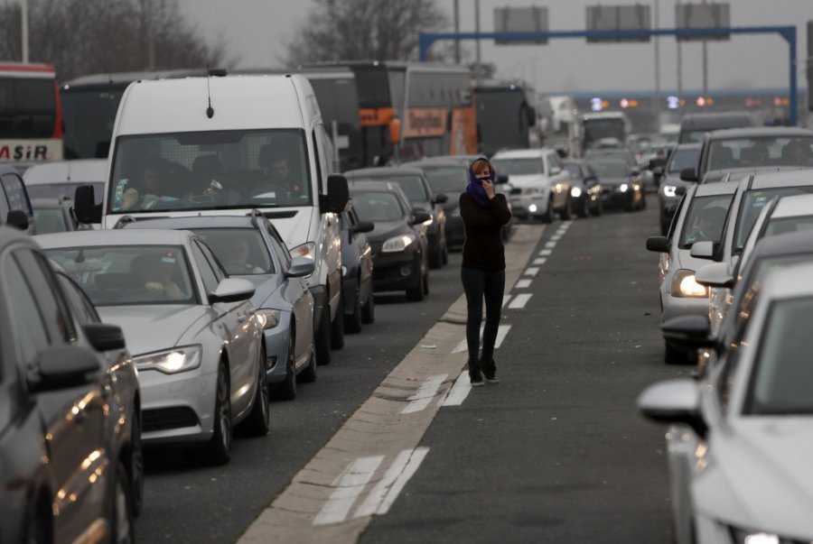 OGROMNE GUŽVE NA SVIM PUTNIM PRAVCIMA! Najgora situacija ka Nišu - SRBI SE VRAĆAJU U RODNE KRAJEVE!