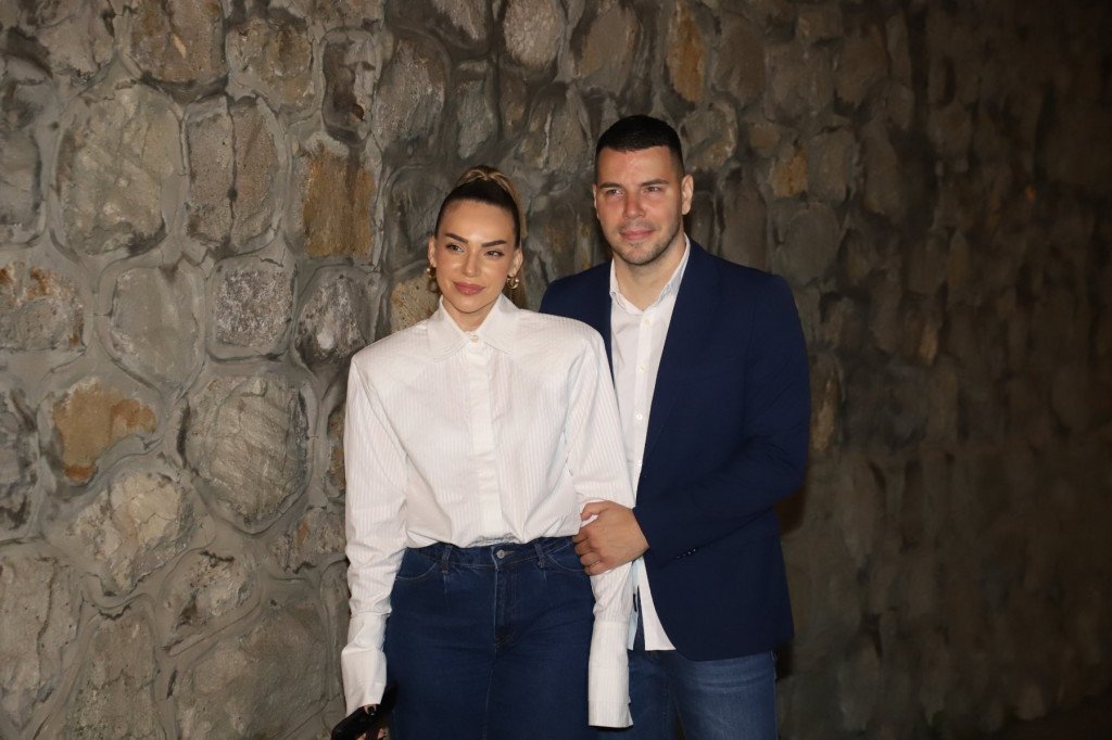 OTKRIVENI DETALJI IZ DOMA IVANE PAVKOVIĆ I PETRA MITIĆA U JEKU SKANDALA! Evo kako je pevačica REAGOVALA NA VEST DA BI JE PREVARIO: "Ispao je kavaljer..."