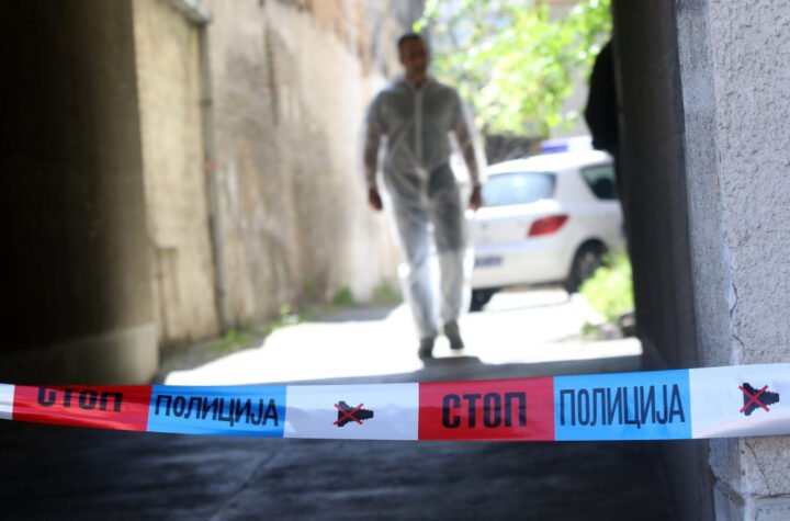 OVO JE ZGRADA U KOJOJ JE SIN ISKASAPIO RODITELJE, PA SE BACIO! Sve vrvi od policije, komšije SKAMENJENE od strahovitog prizora (FOTO)