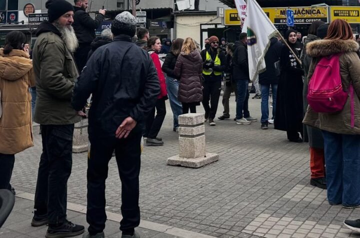 PRAVITE SE LUDI, DOKLE VIŠE OVAKO? Blokaderi iz Novog Pazara priznali da nemaju podršku građana (FOTO)