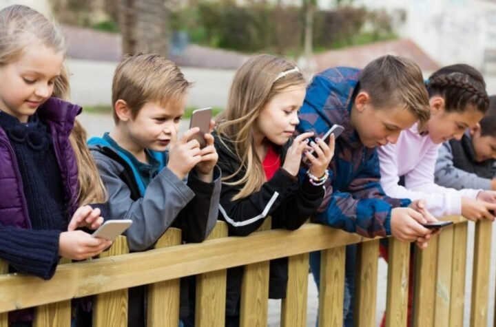 PREDATORI VREBAJU SRPSKU DECU NA INTERNETU! Gruming, ucene i deepfake postaju sve učestaliji