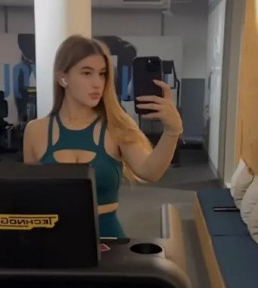 PROCURILI SNIMCI IZ TELEFONA LENE MARINKOVĆ! Ćerka Goce Tržan mokra do kože, pripijene tračice veša SAMO ŠTO NE PUKNU! (FOTO)