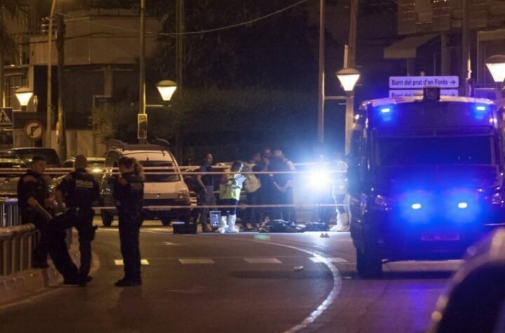 PRVE SLIKE SA MESTA ZLOČINA! Očevici otkrili jezive detalje ubistva "škaljarca" u Barseloni - "UPUCAO GA JE U GRUDI, PA MIRNO ODŠETAO"! (FOTO)