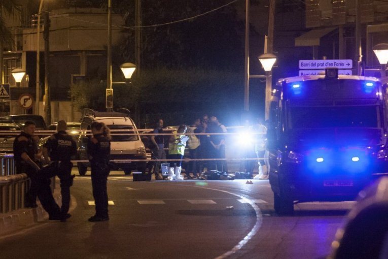 PRVE SLIKE SA MESTA ZLOČINA! Očevici otkrili jezive detalje ubistva "škaljarca" u Barseloni - "UPUCAO GA JE U GRUDI, PA MIRNO ODŠETAO"! (FOTO)