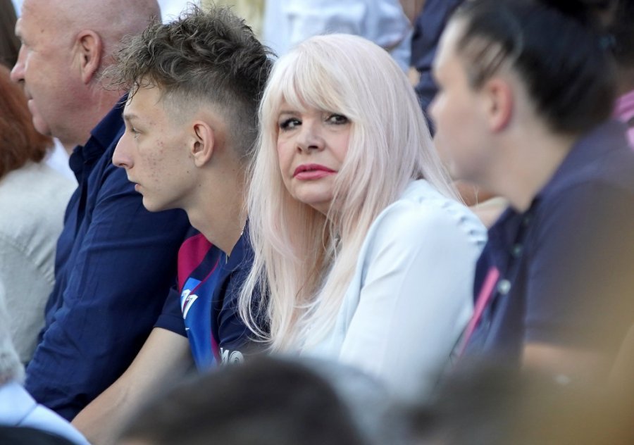 PRVO OGLAŠAVANJE NEUTEŠNE HANKE PALDUM, POZNATO VREME I MESTO DŽENAZE! Stravična tragedija potresla naciju - NA ISTOM MESTU POGINUO I OTAC!