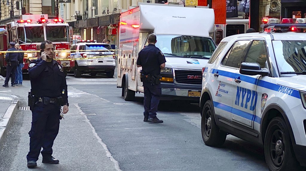 PUCNJAVA NA JEDNOM OD NAJVEĆIH SVETSKIH AERODROMA: Putnici u panici