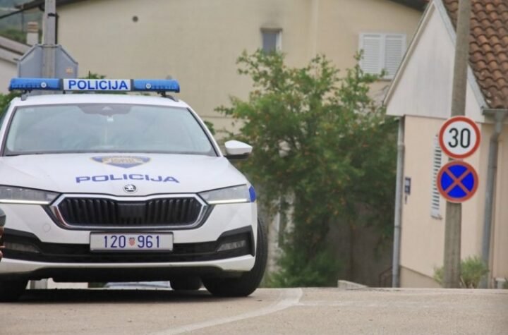 PUCNJAVA U TRSATU! Trojica uhapšena - policija pronašla izrešetan automobil!
