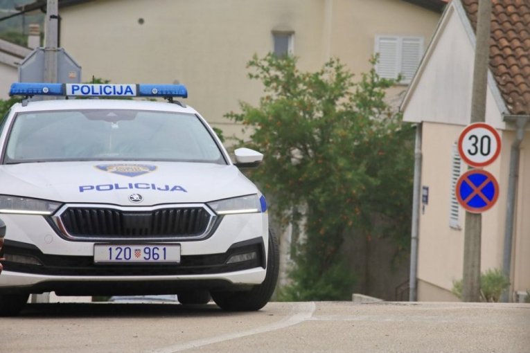 PUCNJAVA U TRSATU! Trojica uhapšena - policija pronašla izrešetan automobil!