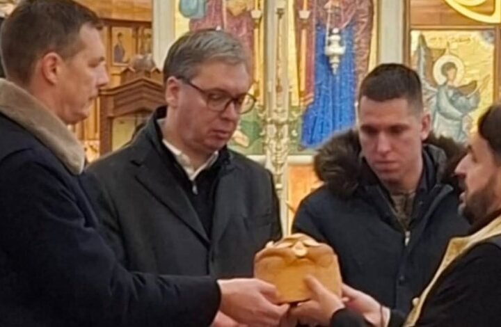 SA BRATOM I STARIJIM SINOM LOMI SLAVSKI KOLAČ! Predsednik Srbije objavio porodičnu fotografiju, vernicima čestitao Svetog Nikolu i poslao MOĆNU PORUKU