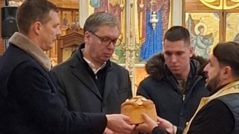 SA BRATOM I STARIJIM SINOM LOMI SLAVSKI KOLAČ! Predsednik Srbije objavio porodičnu fotografiju, vernicima čestitao Svetog Nikolu i poslao MOĆNU PORUKU