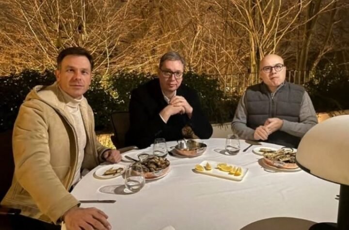 "SINIŠA JE REŠIO DA NAS OBRADUJE GIRICAMA"! Vučić objavio fotografiju sa Malim i Vučevićem: "Ja sam kriv što moraju na minusu da sede" (FOTO)