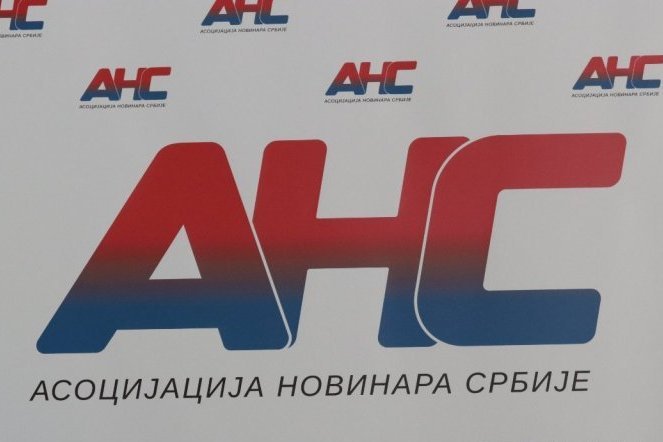 SKANDAL KOJI JE ZGROZIO SRBIJU: Blokaderski novinar divljački nasrnuo na koleginicu iz Informera! Mahao mikrofonom i urlao, ANS HITNO REAGOVAO!