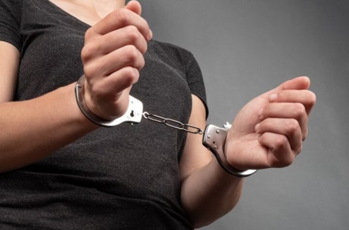 SKANDAL U GRADU! Žena gurala ŽILETE u vekne hleba! Troje kupaca prijavilo slučaj, a onda je otkriveno ko je