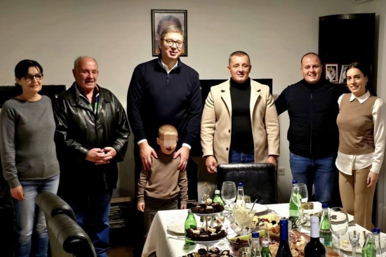 "SREĆAN SAM KADA VIDIM PORODICE KOJE NEGUJU ZAJEDNIŠTVO!" Oglasio se Vučić tokom posete porodici Janković (FOTO)
