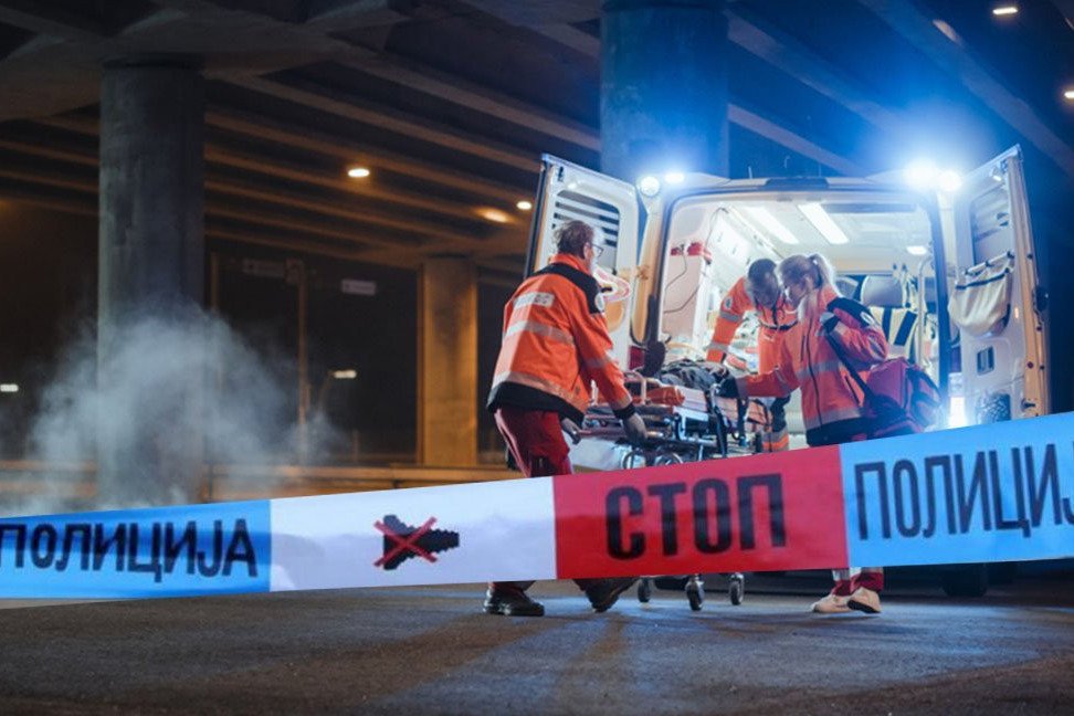 STRAVIČNA SAOBRAĆAJKA U RAKOVICI! Muškarac (50) teško povređen, hitno prebačen u Urgentni centar!