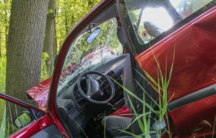 Saobraćajka u Oriovcu: Automobil sleteo u kanal, spasioci izvlače osobe iz vozila