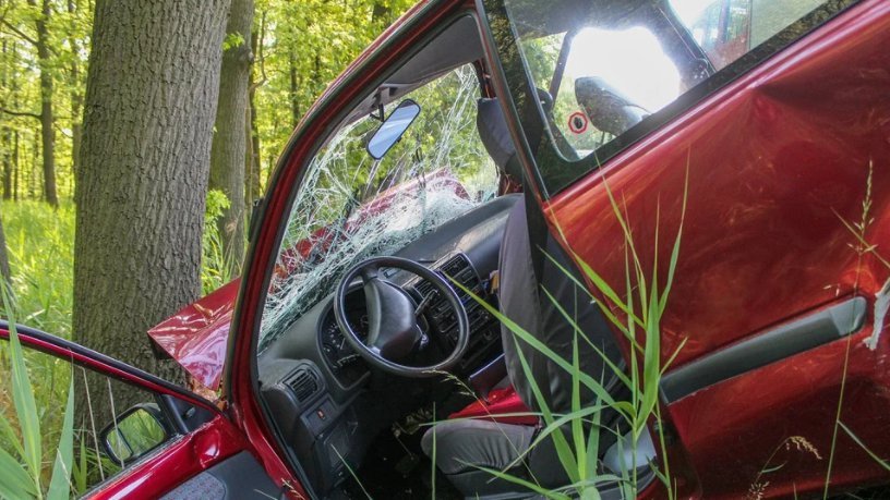 Saobraćajka u Oriovcu: Automobil sleteo u kanal, spasioci izvlače osobe iz vozila