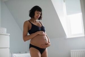 Stari običaji za trudnice danas izazivaju čuđenje! Buduća majka NIJE SMELA da kroči na OVO MESTO, a razlog je...