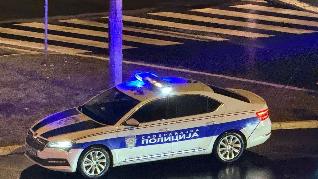 Teška nezgoda u Zemunu: Srča rasuta po putu, stvaraju se zastoji