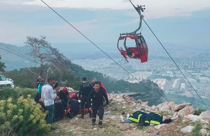 Tragedija na Durmitoru: Turisti ispali iz ski-lifta, jedan poginuo