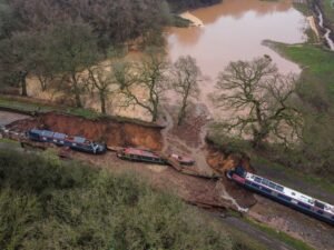 U TRENU JE SVE NESTALO: U Engleskoj zemlja progutala kanal sa sve brodovima (FOTO)