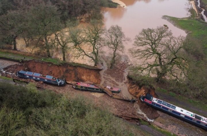 U TRENU JE SVE NESTALO: U Engleskoj zemlja progutala kanal sa sve brodovima (FOTO)