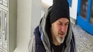 UKOLIKO GA VIDITE, ODMAH POZOVITE POLICIJU! Ovo je muškarac koji je na Novom Beogradu nožem izbo ženu: Dete sve gledalo! (FOTO)