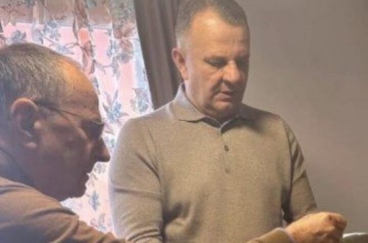 UMESTO BOGATE TRPEZE I PORODICE SAMO TUGA I PRAZNINA! Ovo je poslednji put da su lomili slavski kolač - PRIZOR IZ DOMA PEVAČICE KIDA DUŠU! (FOTO)