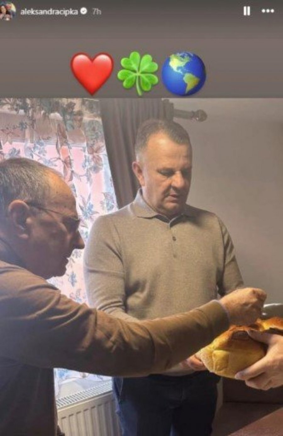 UMESTO BOGATE TRPEZE I PORODICE SAMO TUGA I PRAZNINA! Ovo je poslednji put da su lomili slavski kolač - PRIZOR IZ DOMA PEVAČICE KIDA DUŠU! (FOTO)